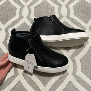 Zip front sneakers nwt size 7